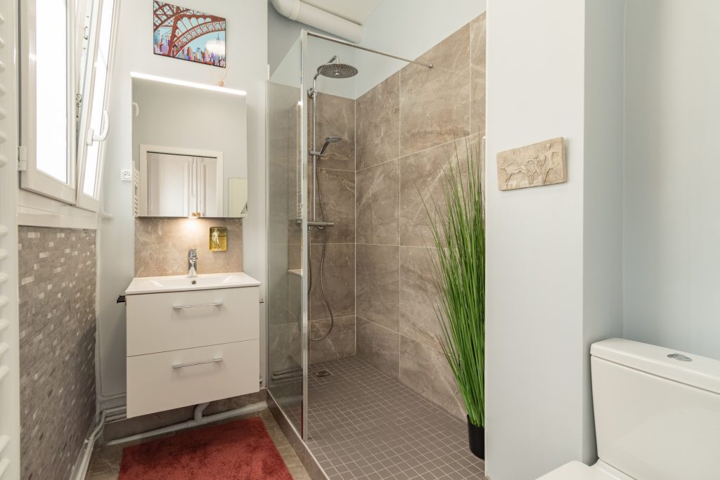 confiez la rénovation de votre salle de bain à paris à des experts qualifiés. solutions sur mesure, design moderne et matériaux de qualité pour transformer votre espace selon vos envies !