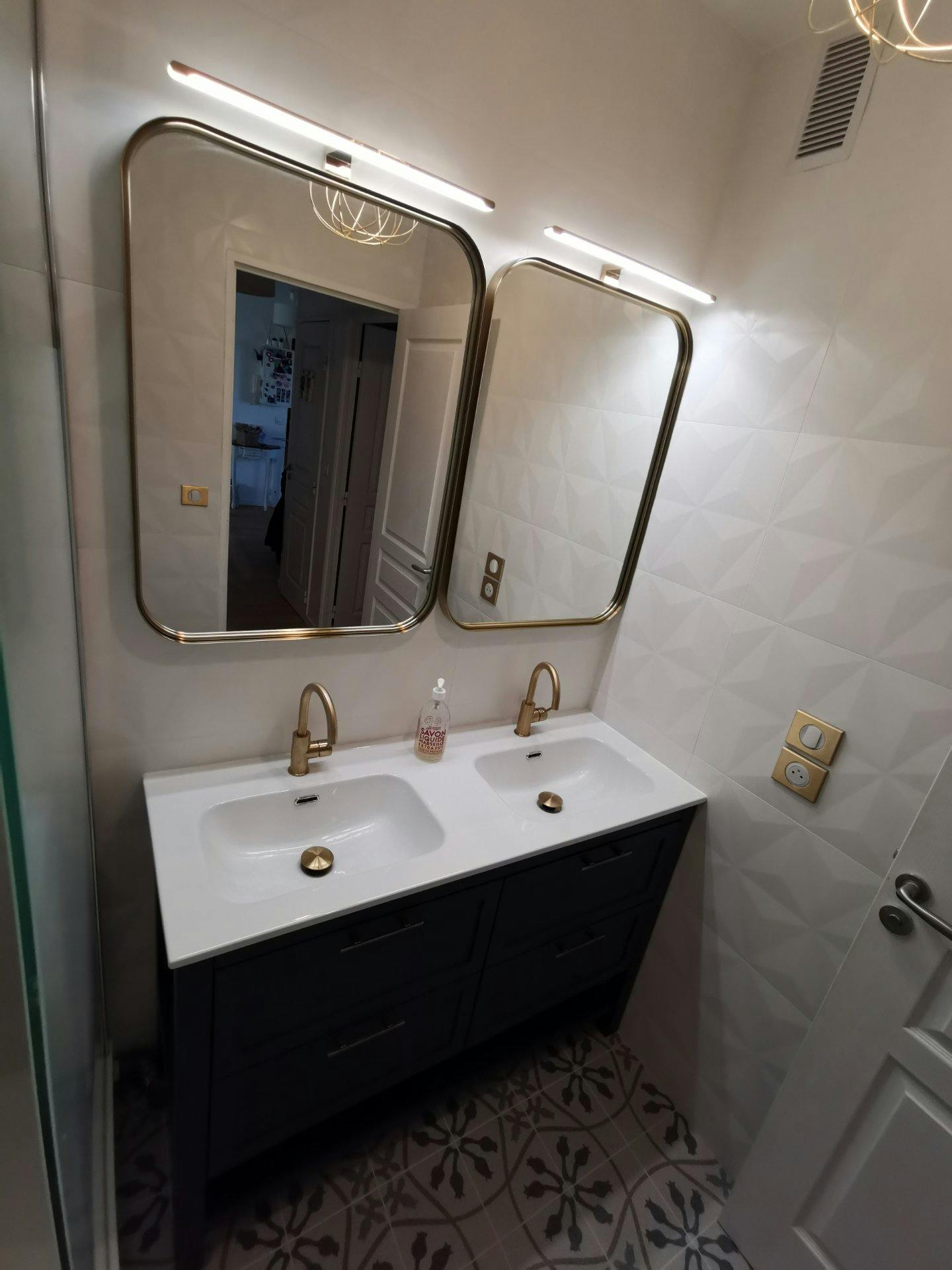 confiez vos rénovations de salle de bain à levallois-perret à des experts. création sur-mesure, optimisation de l'espace et finitions de qualité pour un résultat élégant et fonctionnel.