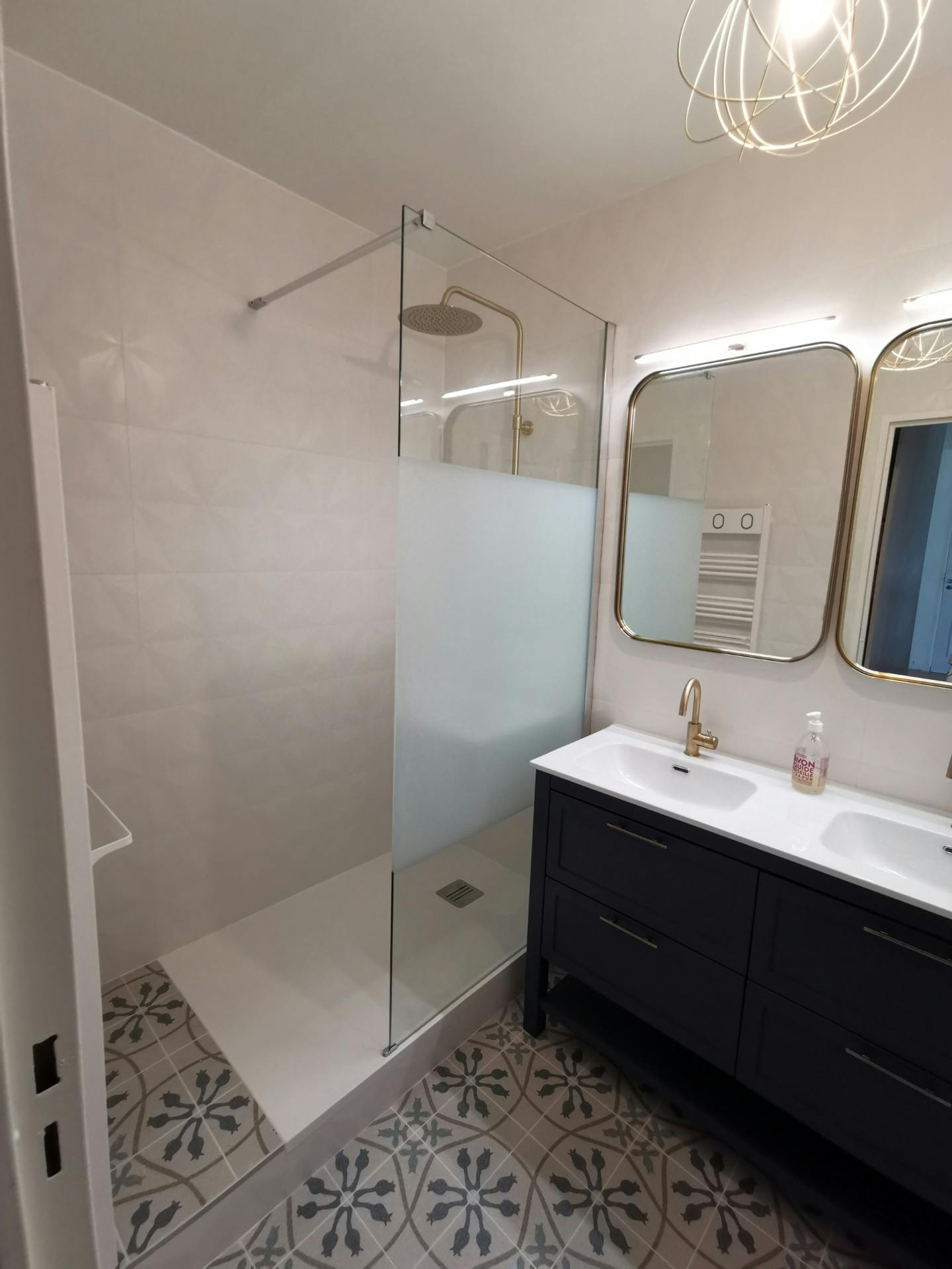 modernisez votre salle de bain et augmentez la valeur de votre bien grâce à nos conseils de rénovation pratiques et tendances. améliorez confort et esthétique pour séduire de futurs acheteurs.