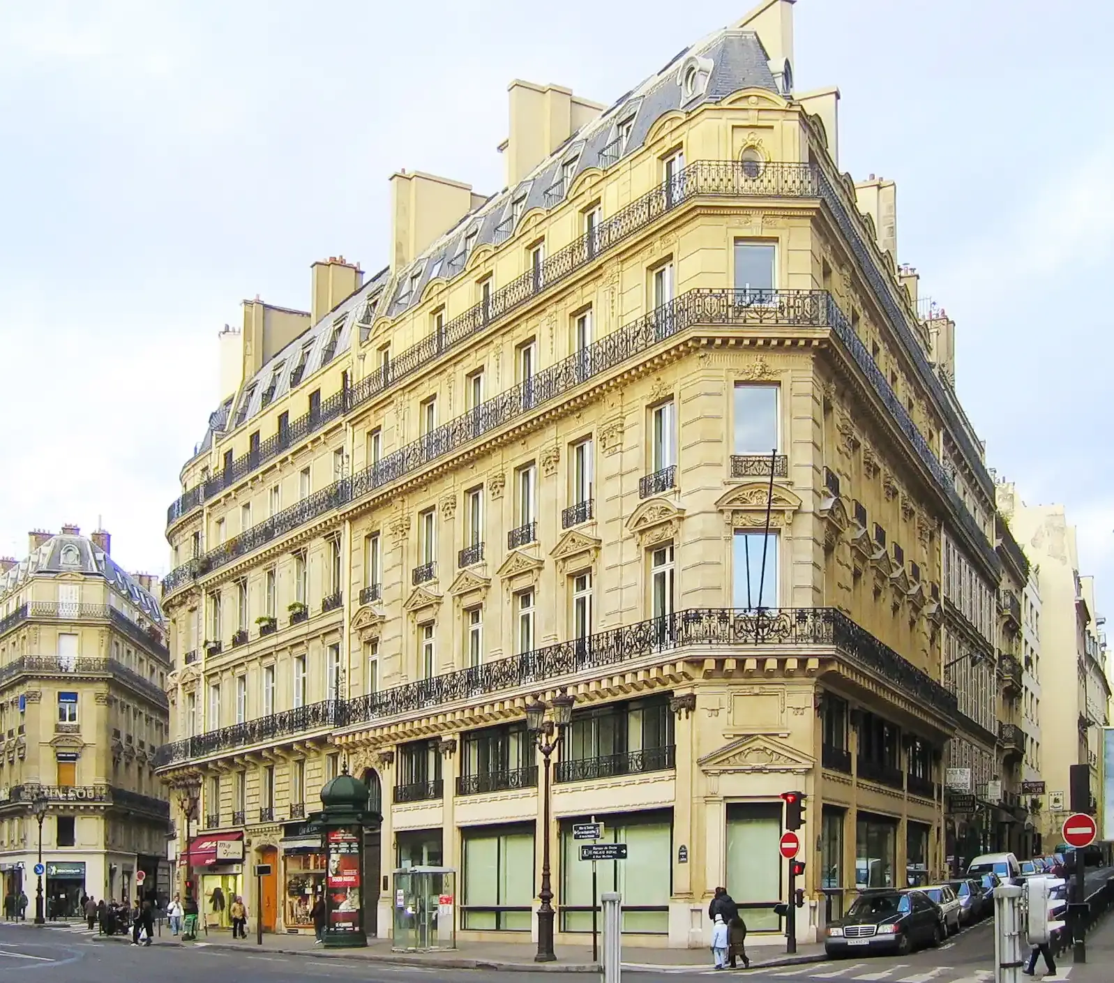 découvrez la révolution haussmannienne, une période clé de l'histoire de paris marquée par la transformation urbaine menée par le baron haussmann au xixe siècle, qui a donné naissance à la capitale moderne.