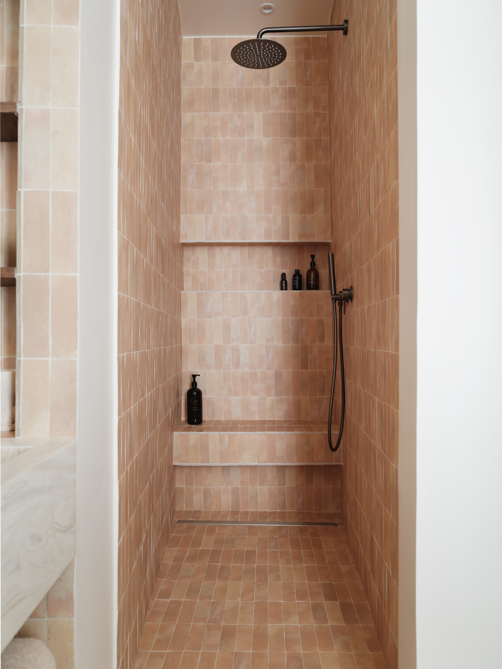 découvrez nos solutions pour une salle de bain moderne à fontenay-aux-roses : aménagement sur-mesure, design contemporain et matériaux de qualité pour sublimer votre espace.