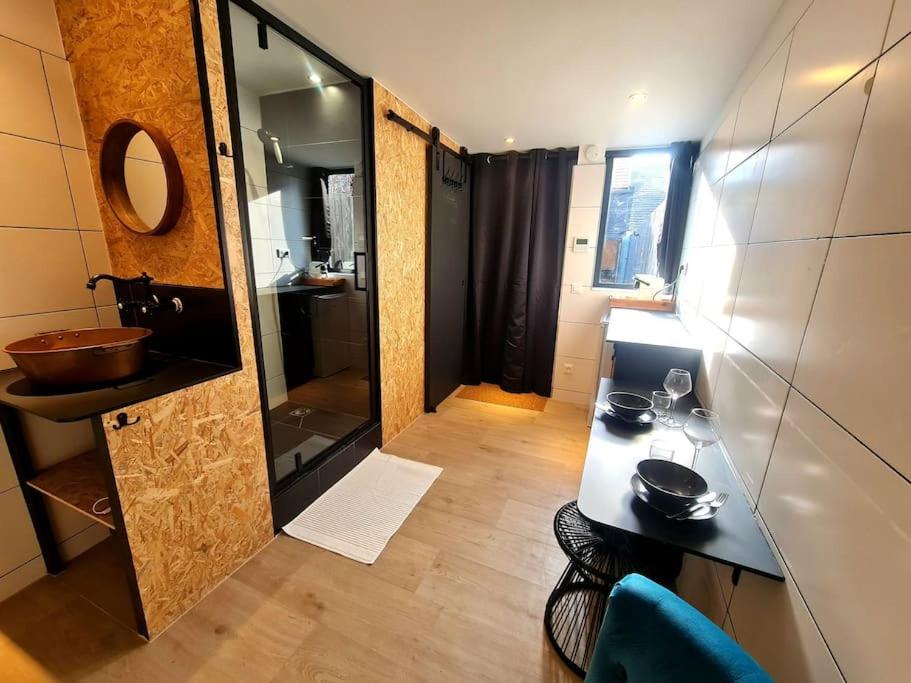 découvrez une salle de bain moderne à fontenay-aux-roses : design contemporain, matériaux de qualité et aménagements sur mesure pour un espace élégant et fonctionnel.