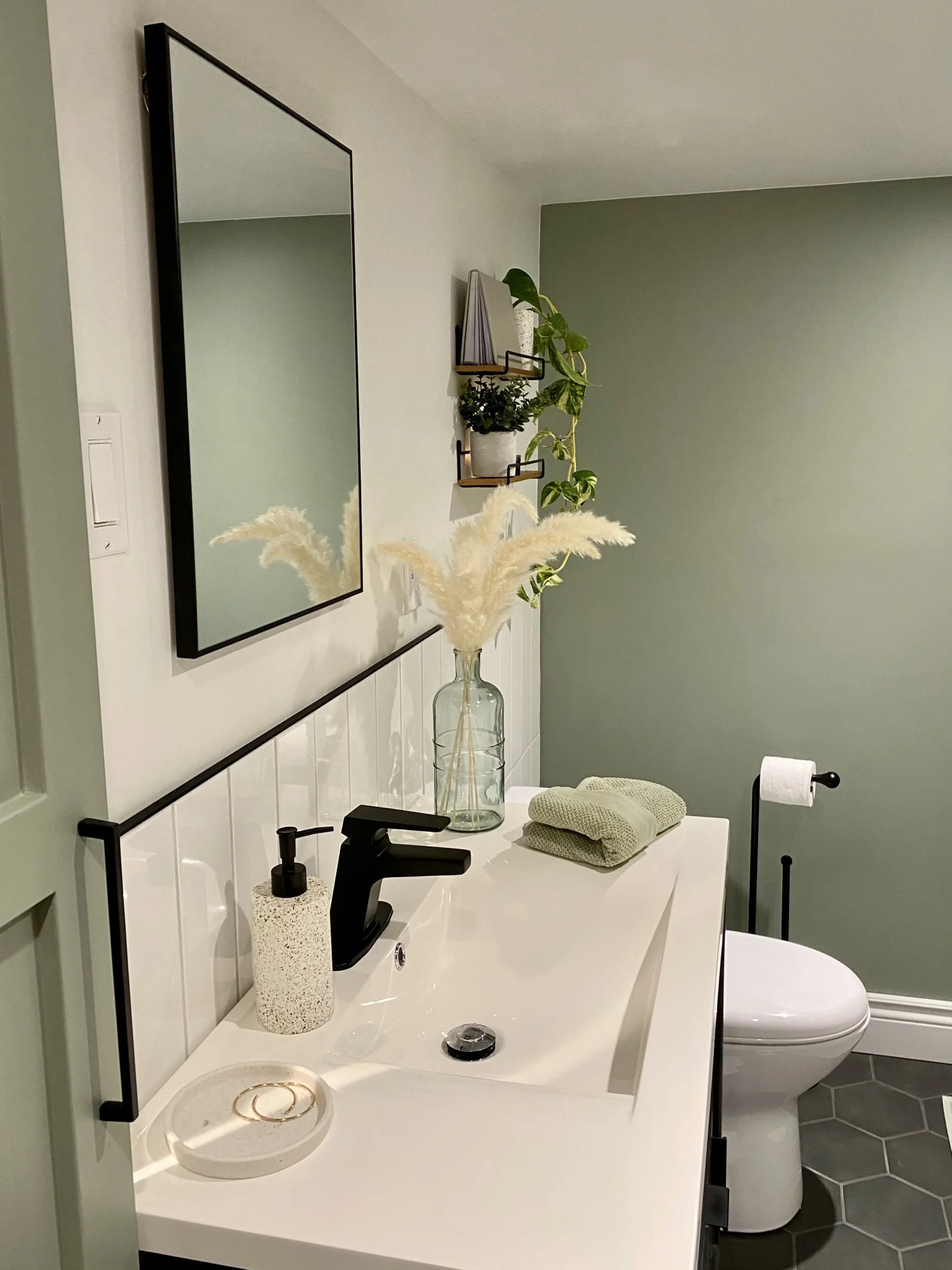 découvrez comment aménager une salle d'eau tendance avec un petit budget : idées déco, astuces d'optimisation et conseils pour un espace pratique et moderne à prix réduit.