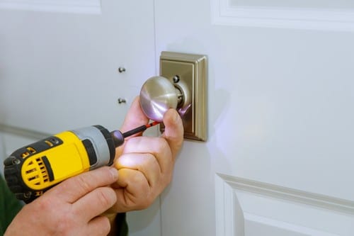 besoin d'un serrurier à clichy ? intervention rapide pour ouverture de porte, changement de serrure et dépannage d'urgence 24h/24. devis gratuit et tarifs transparents.