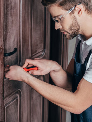 besoin d'un serrurier d'urgence à courbevoie ? intervention rapide 24h/24 et 7j/7 pour ouverture de porte, changement de serrure et dépannage en toute confiance. devis gratuit.