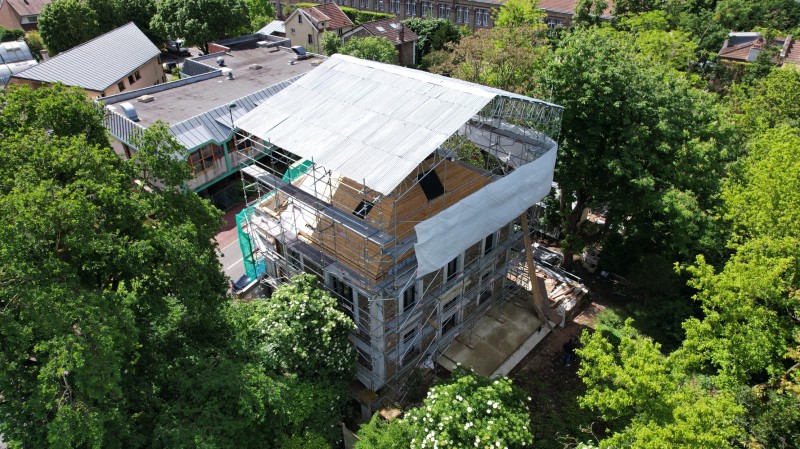 vous recherchez un expert en toiture à clamart ? profitez de services professionnels pour la réparation, l'entretien et la rénovation de toitures. devis rapide et gratuit !