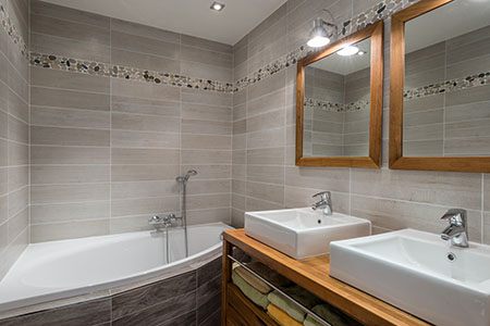 découvrez comment réussir la transformation de votre salle de bains : idées de rénovation, astuces pour optimiser l’espace et conseils déco pour créer une pièce moderne, fonctionnelle et à votre goût.