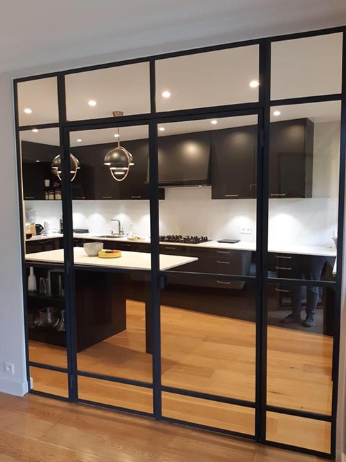 découvrez nos services de création et d'installation de verrières sur mesure pour cuisine à paris 75011. apportez lumière, style et modernité à votre intérieur avec une verrière artisanale conçue pour s’adapter parfaitement à votre espace.