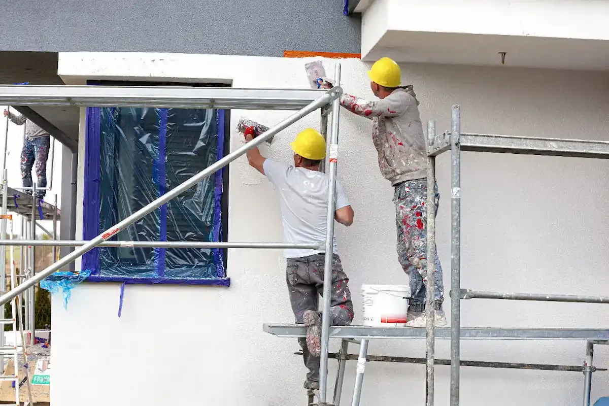 découvrez tout ce qu’il faut savoir sur le coût d’un ravalement de façade : prix au m², facteurs qui influencent le tarif, aides disponibles et conseils pour bien estimer votre budget.