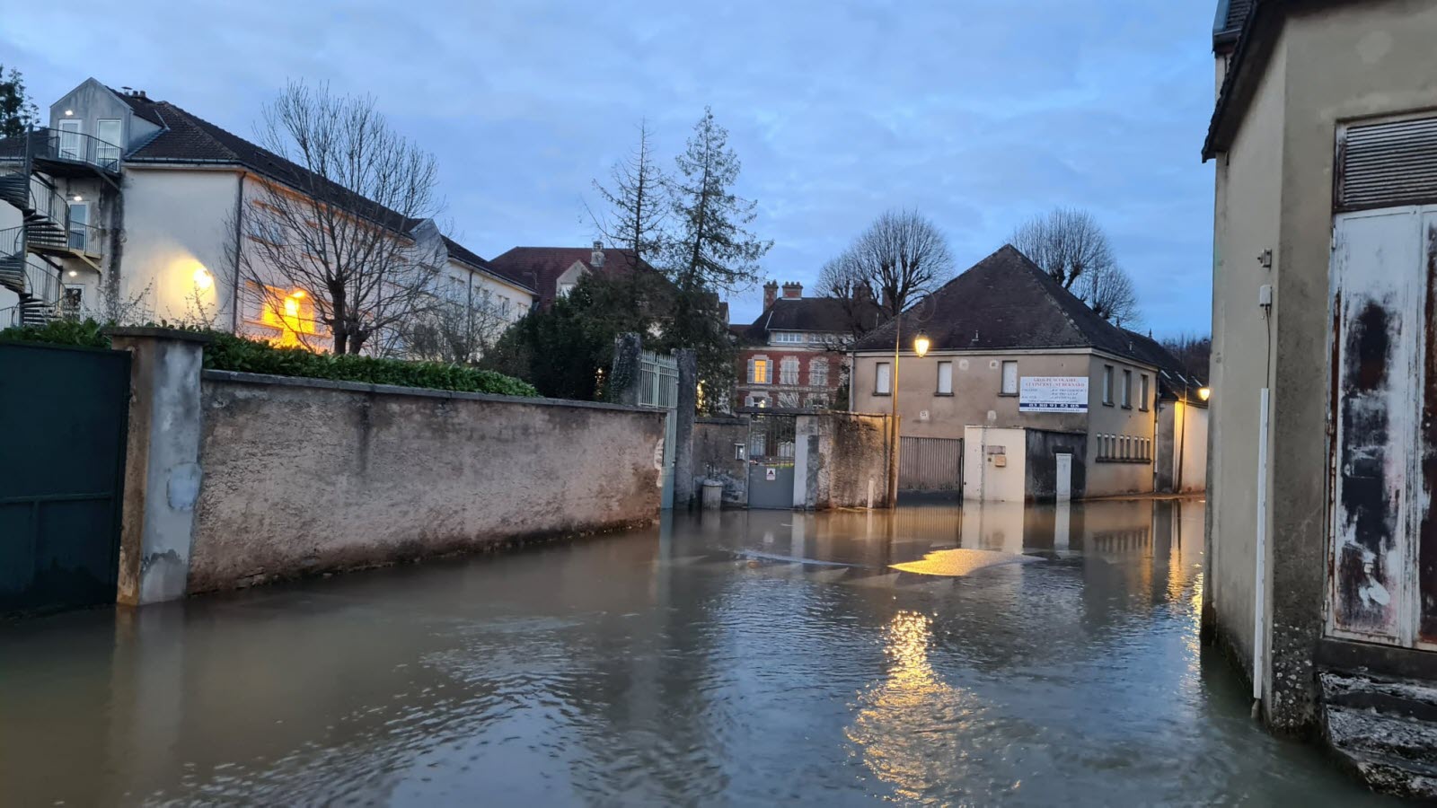 découvrez les dernières informations sur les inondations à châtillon : bilan des dégâts, mesures de sécurité, conseils pratiques pour les habitants et mises à jour en temps réel.