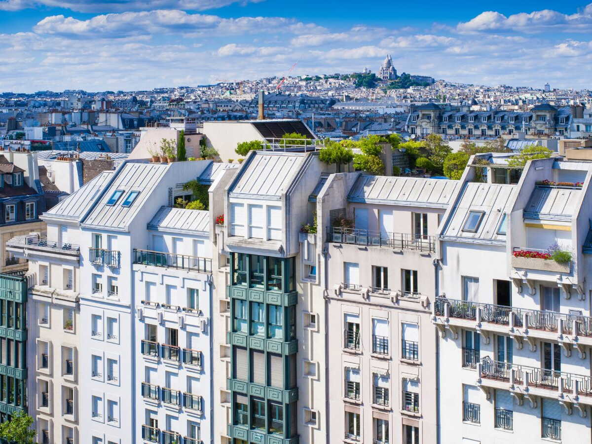 découvrez comment la pénurie de logements à paris est aggravée par la transformation des résidences en hôtels, impactant l'accès au logement pour les habitants.