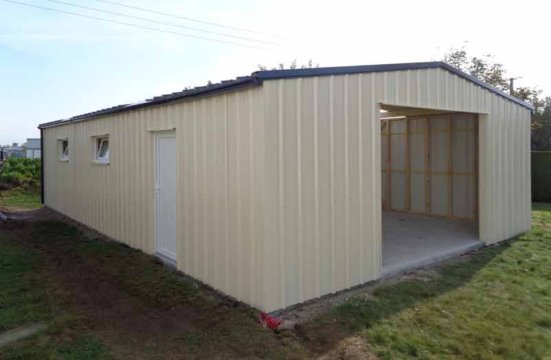 découvrez les prix pour la construction d'un garage : matériaux, main-d'œuvre et conseils pour estimer votre budget avec précision.