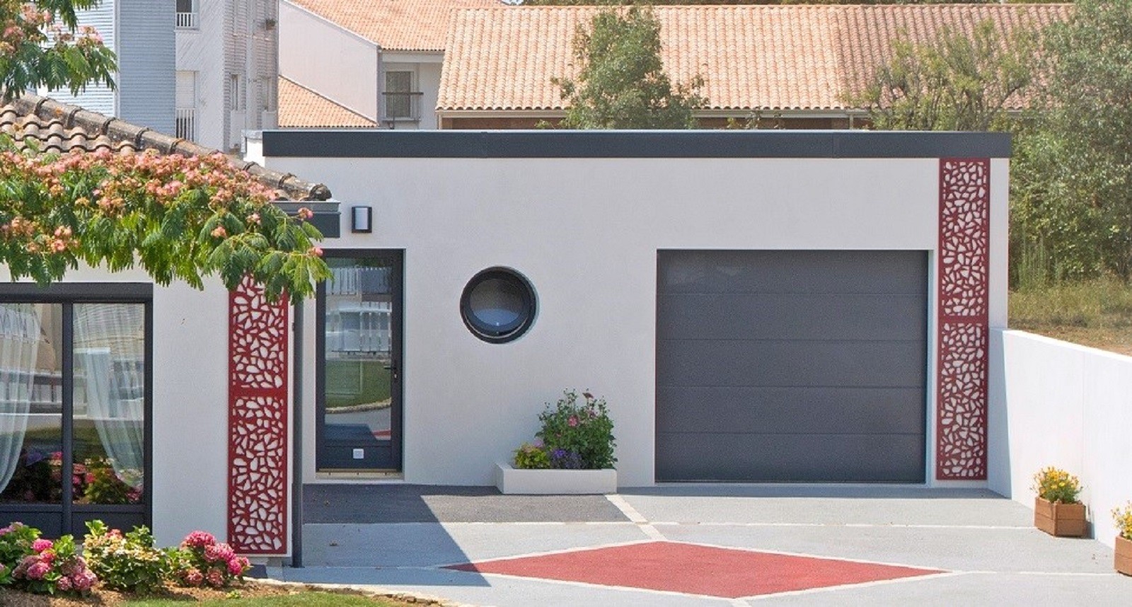 découvrez tout ce qu'il faut savoir sur le prix d'un garage : tarifs moyens, facteurs influençant le coût, conseils pour économiser et exemples de devis pour bien budgéter votre projet.