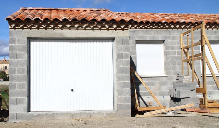 découvrez tout ce qu'il faut savoir sur le prix d'un garage : coûts moyens, facteurs d'influence, conseils pour comparer et estimer le budget de votre futur garage.