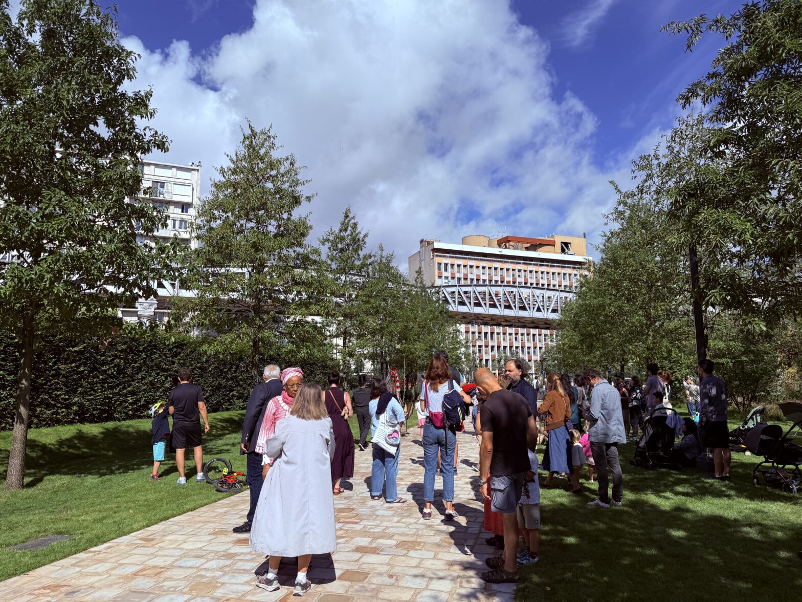 découvrez la renaissance du square marie-curie à austerlitz, un espace renouvelé alliant nature, détente et modernité au cœur de la ville.