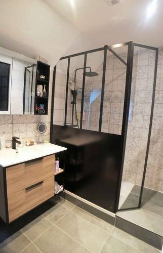 vous souhaitez rénover votre salle de bain à montgeroult ? découvrez nos services sur mesure pour une salle de bain moderne, fonctionnelle et adaptée à vos besoins. devis gratuit et accompagnement personnalisé.